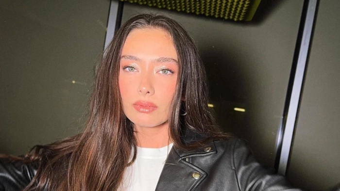 Neslihan Atag&uuml;l'&uuml;n cami ziyareti! Başını &ouml;rt&uuml;p poz verdi